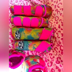 FULL SET OF MIAMI VEN TECH SPORT BOOTS! NEVER BEEN USED (M size)